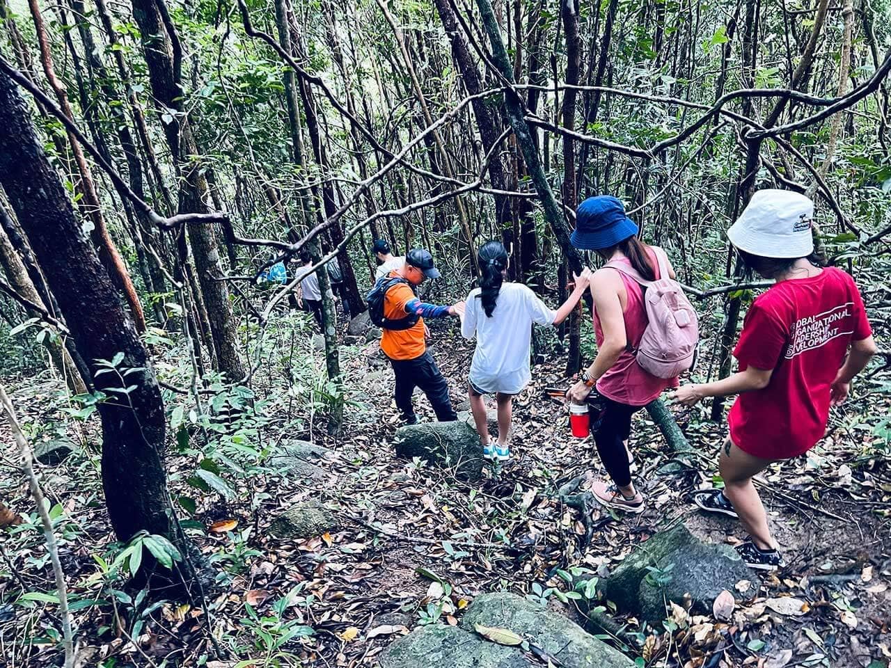 Các bạn trẻ trekking trong rừng núi Minh Đạm Các bạn trẻ trekking trong rừng núi Minh Đạm