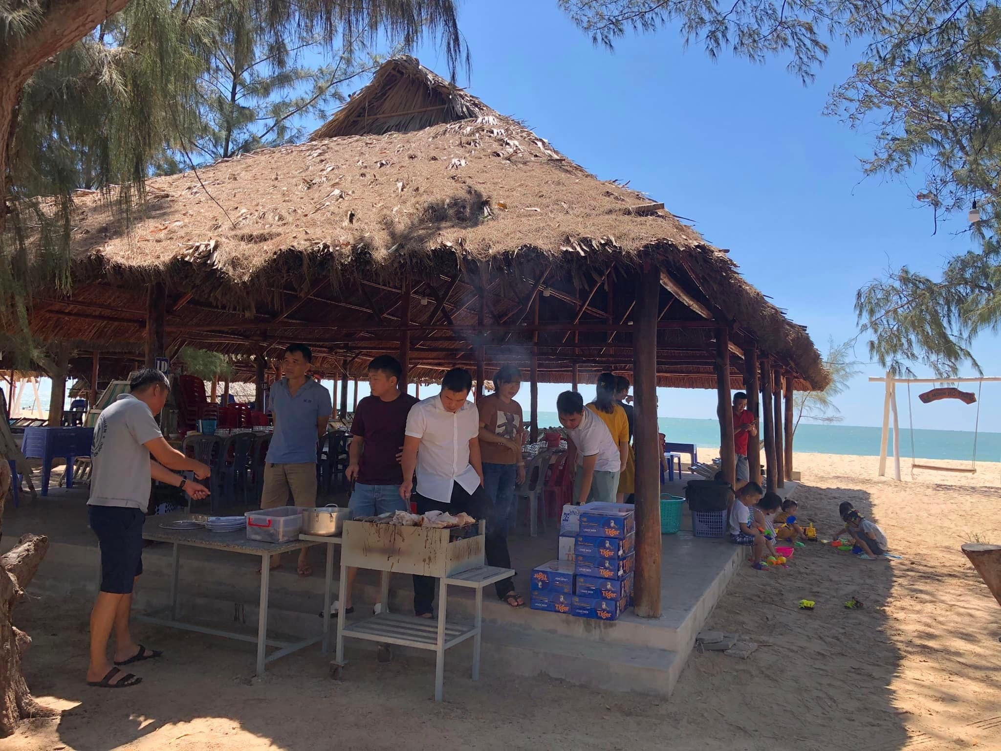 Khách làm tiệc tại bãi tắm Lê Minh Hồ Tràm Khách làm tiệc tại bãi tắm Lê Minh Hồ Tràm