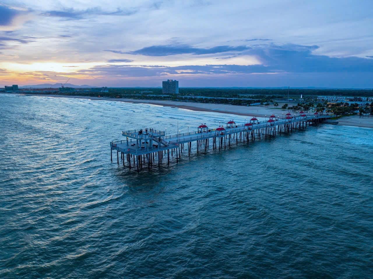 Cầu ngắm biển Hồ Tràm lúc bình minh Cầu ngắm biển Hồ Tràm lúc bình minh