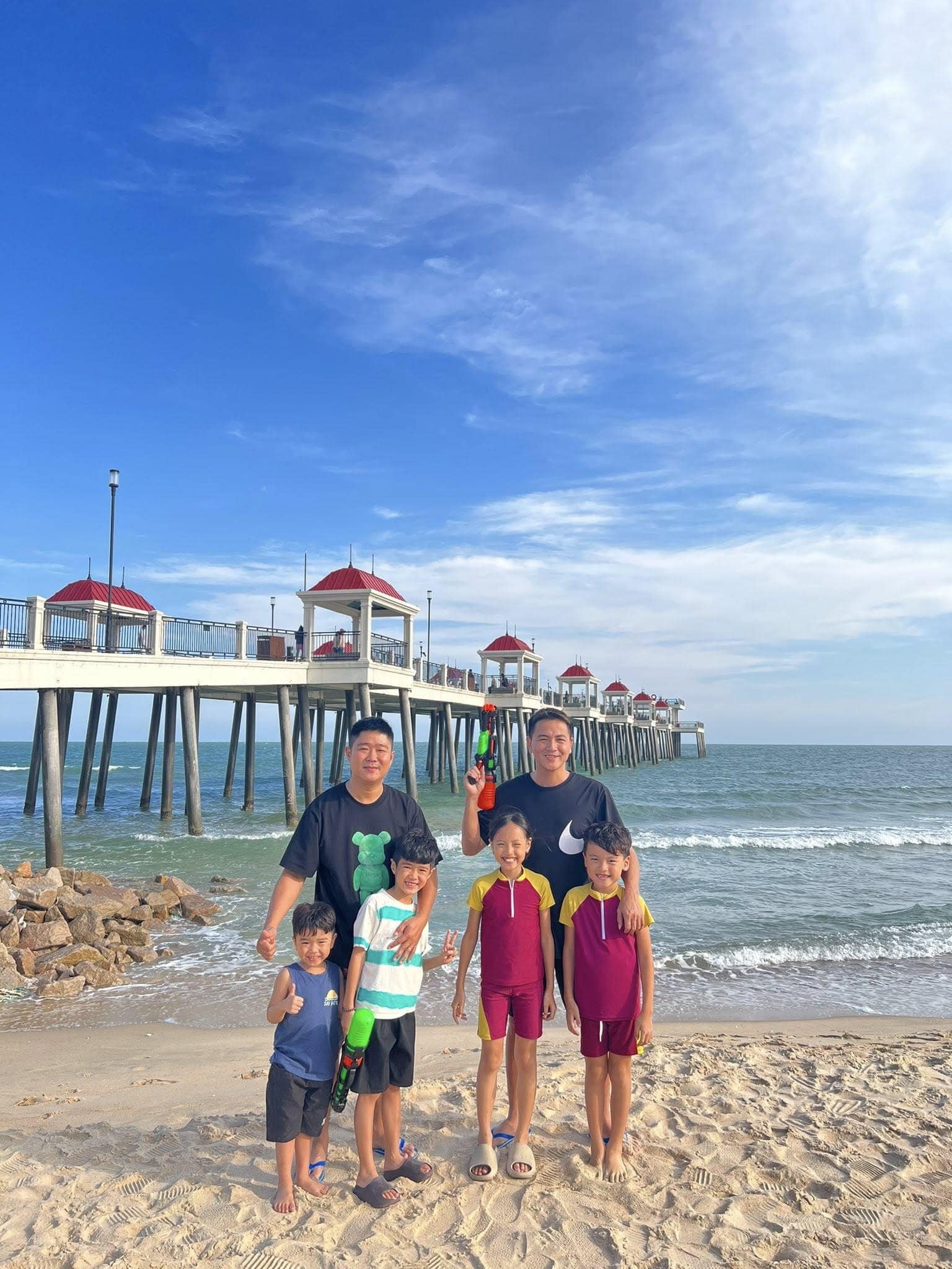 Các khách nhí qua cầu ngắm biển Hồ Tràm chơi bắn súng nước rất vui Các khách nhí qua cầu ngắm biển Hồ Tràm chơi bắn súng nước rất vui