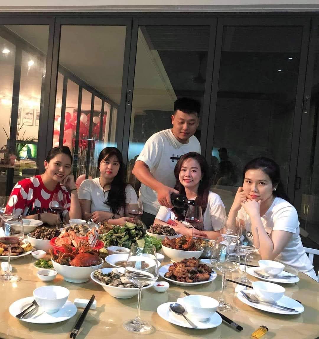 Khách dùng bữa trong villa Sanctuary Hồ Tràm Khách dùng bữa trong villa Sanctuary Hồ Tràm