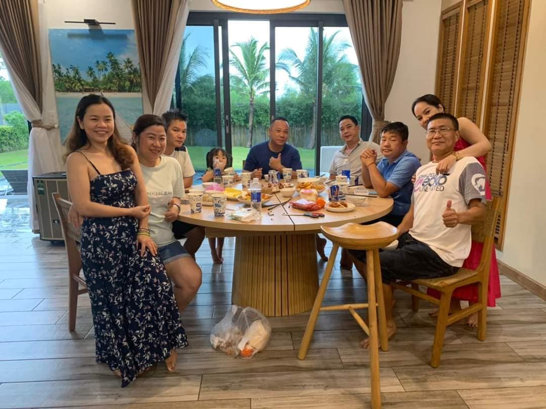 Khách dùng bữa trong biệt thự Coastar resort Hồ Tràm Khách dùng bữa trong biệt thự Coastar resort Hồ Tràm