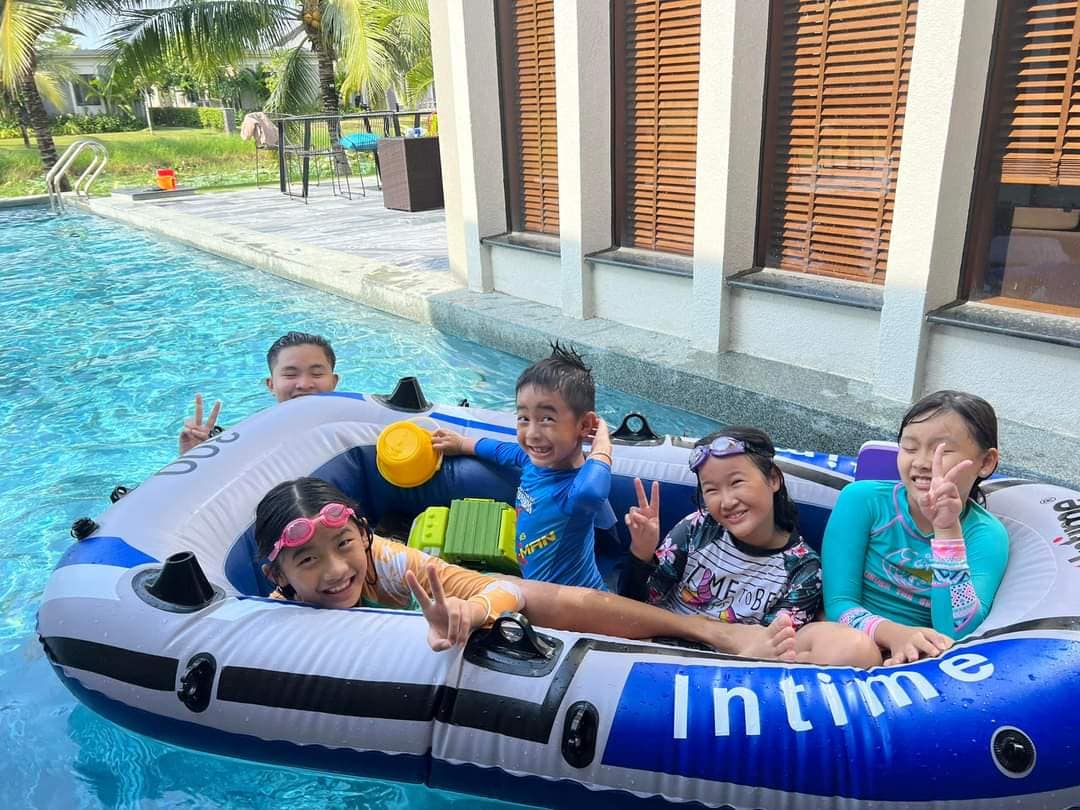 Các trẻ rất thích hồ bơi rộng lớn của biệt thự Coastar Hồ Tràm Các trẻ rất thích hồ bơi rộng lớn của biệt thự Coastar Hồ Tràm