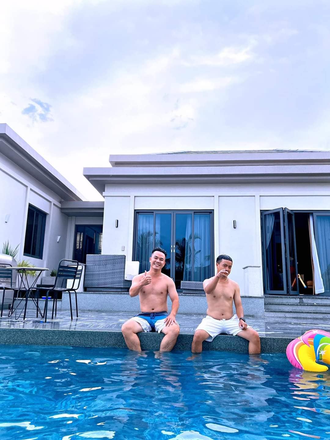 Khách tắm hồ bơi riêng trong khu Villa Coastar Hồ Tràm Khách tắm hồ bơi riêng trong khu Villa Coastar Hồ Tràm