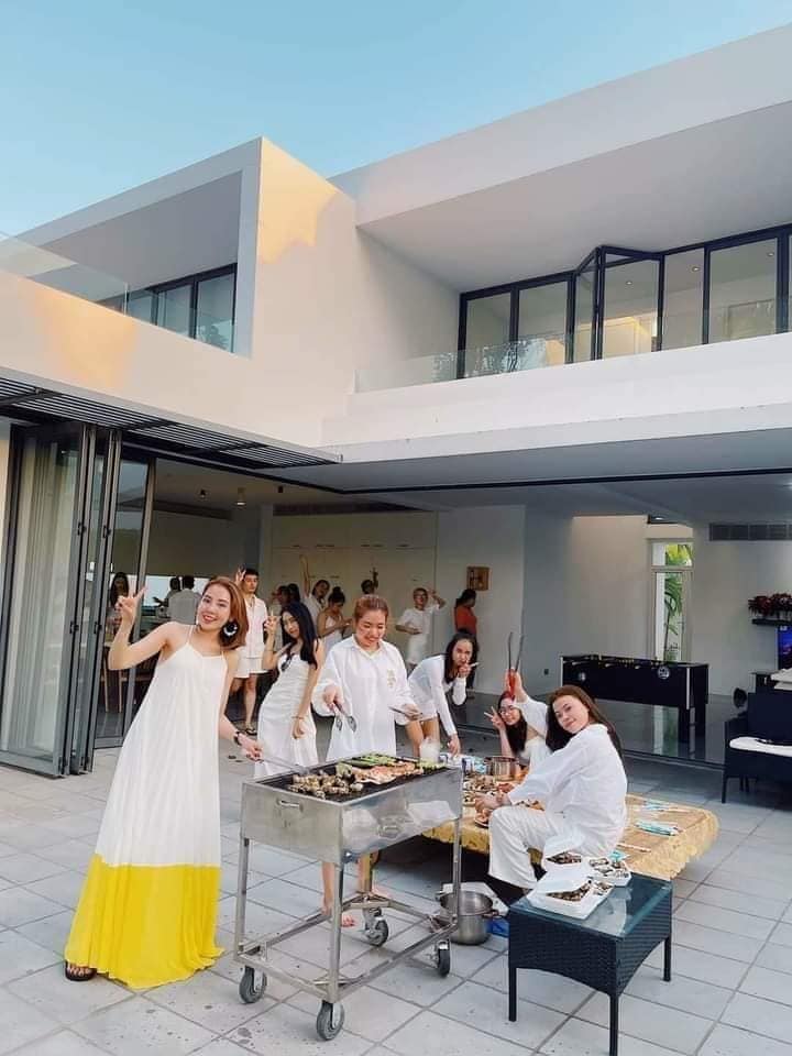 Khách làm tiệc BBQ ngoài trời tại Villa Sanctuary Hồ Tràm Khách làm tiệc BBQ ngoài trời tại Villa Sanctuary Hồ Tràm