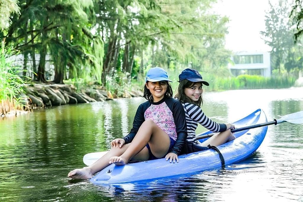 Khách chèo thuyền kayak trong khu Sanctuary resort Khách chèo thuyền kayak trong khu Sanctuary resort