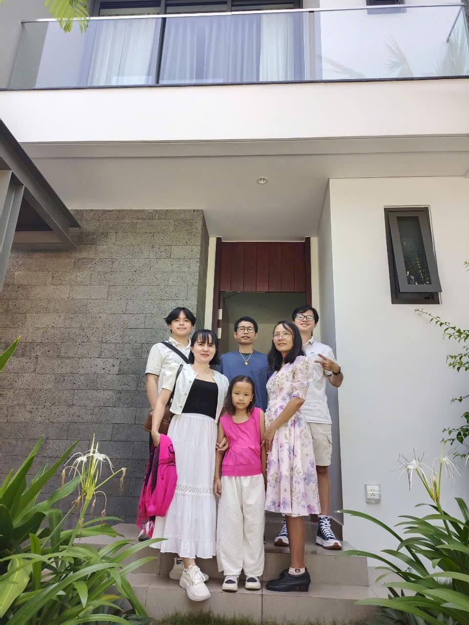 Khách chụp hình kỷ niệm trước cửa villa Sanctuary căn 3pn Khách chụp hình kỷ niệm trước cửa villa Sanctuary căn 3pn