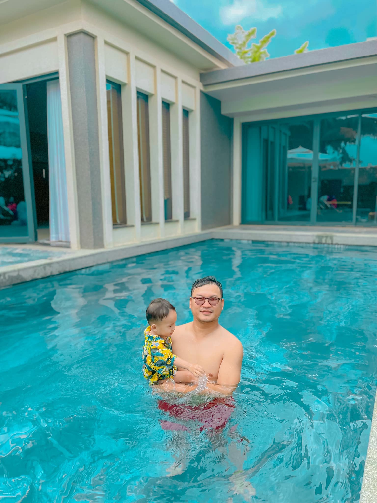 Khách tắm hồ bơi trong Villa Coastar Khách tắm hồ bơi trong Villa Coastar