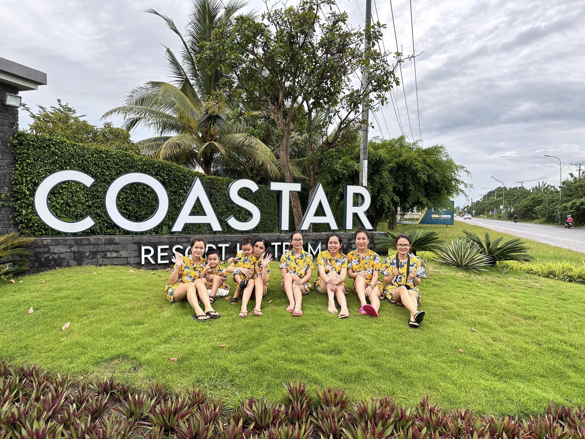 Khách chụp hình lưu niệm trước cộng resort Coastar Khách chụp hình lưu niệm trước cộng resort Coastar