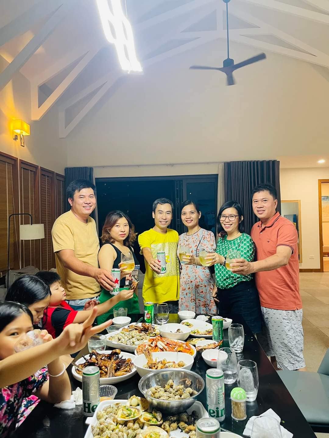 Một đoàn 3 gia đình dùng bữa trong Villa Coastar Hồ Tràm Một đoàn 3 gia đình dùng bữa trong Villa Coastar Hồ Tràm