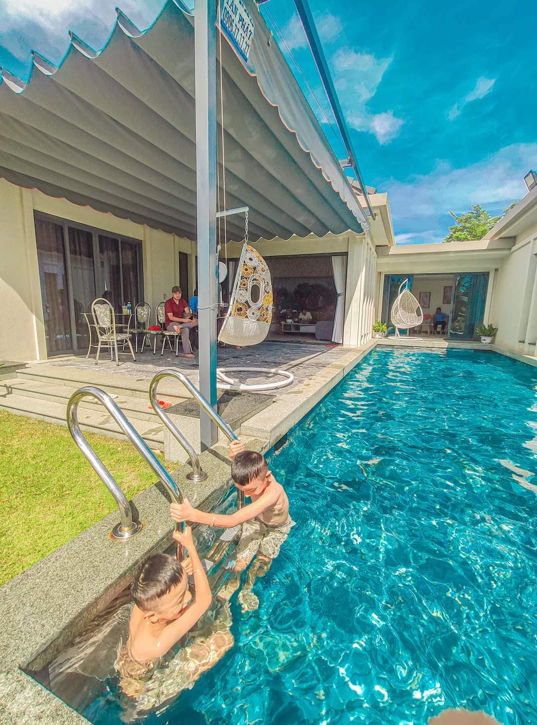 Khách nhí rất thích tắm trong hồ bơi riêng của Coastar resort Khách nhí rất thích tắm trong hồ bơi riêng của Coastar resort