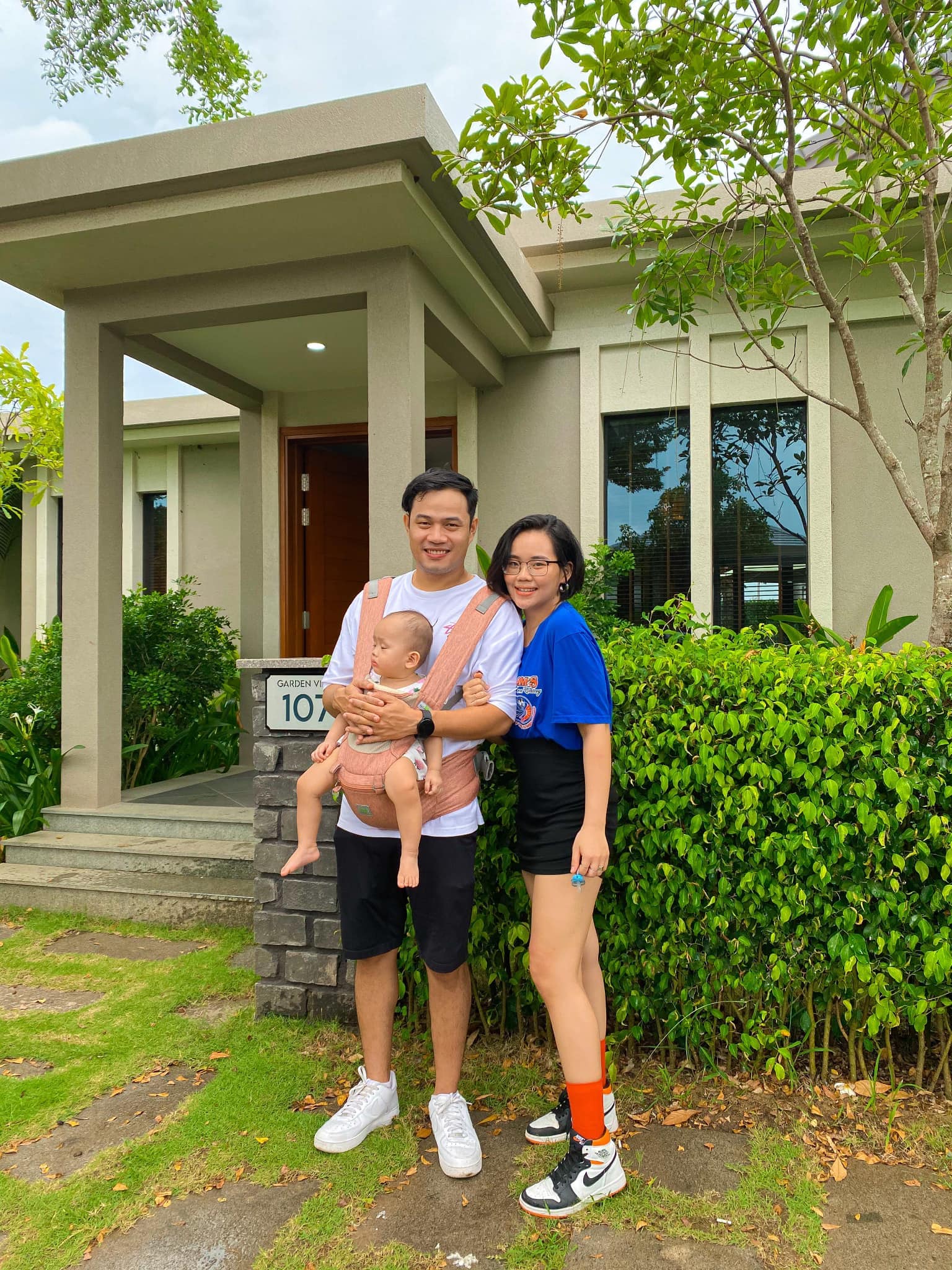 Gia đình khách chụp ảnh kỷ niệm trước một căn villa Coastar Hồ Tràm Gia đình khách chụp ảnh kỷ niệm trước một căn villa Coastar Hồ Tràm