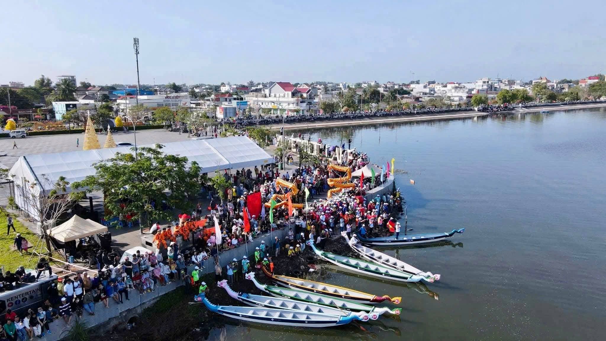Rất đông bà con đến xem Giải đua thuyền rồng Hồ Tràm 2026 Rất đông bà con đến xem Giải đua thuyền rồng Hồ Tràm 2026