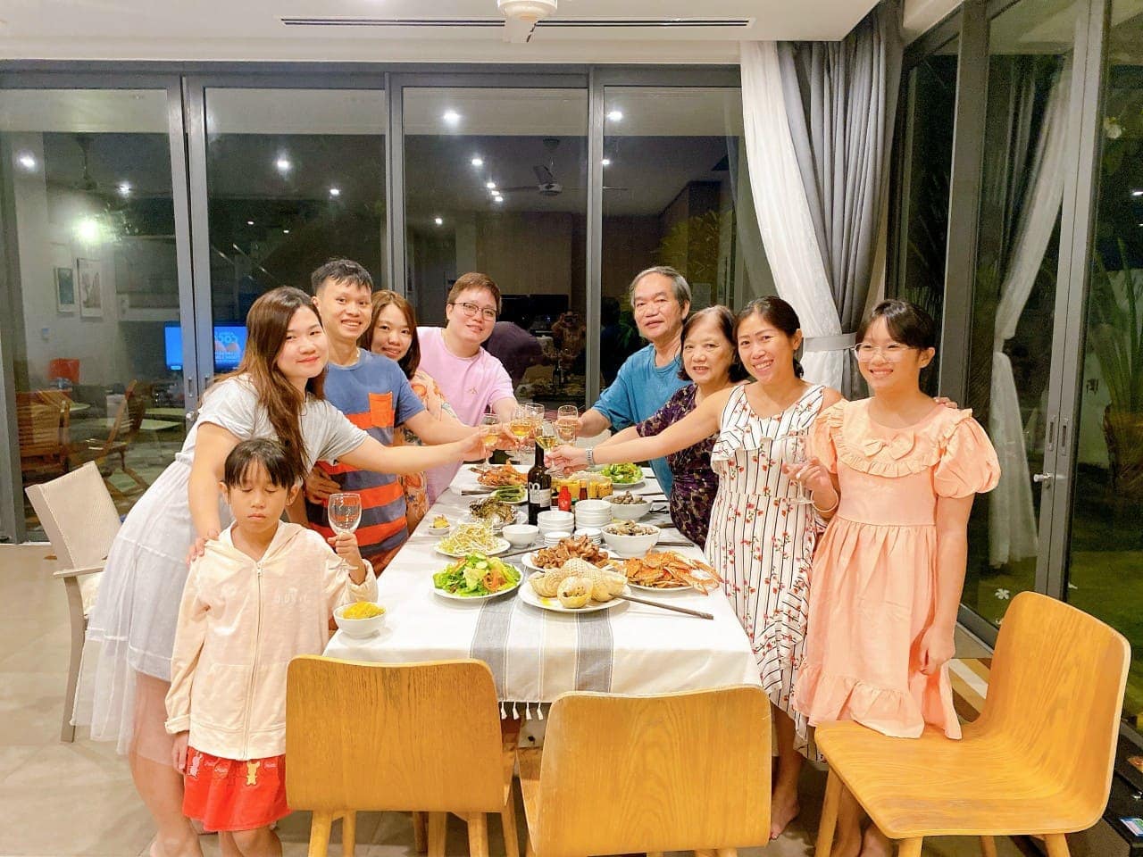 Du khách tổ chức tiệc gia đình tại Villa Sanctuary Hồ Tràm 4 phòng ngủ – HV038 Du khách tổ chức tiệc gia đình tại Villa Sanctuary Hồ Tràm 4 phòng ngủ – HV038