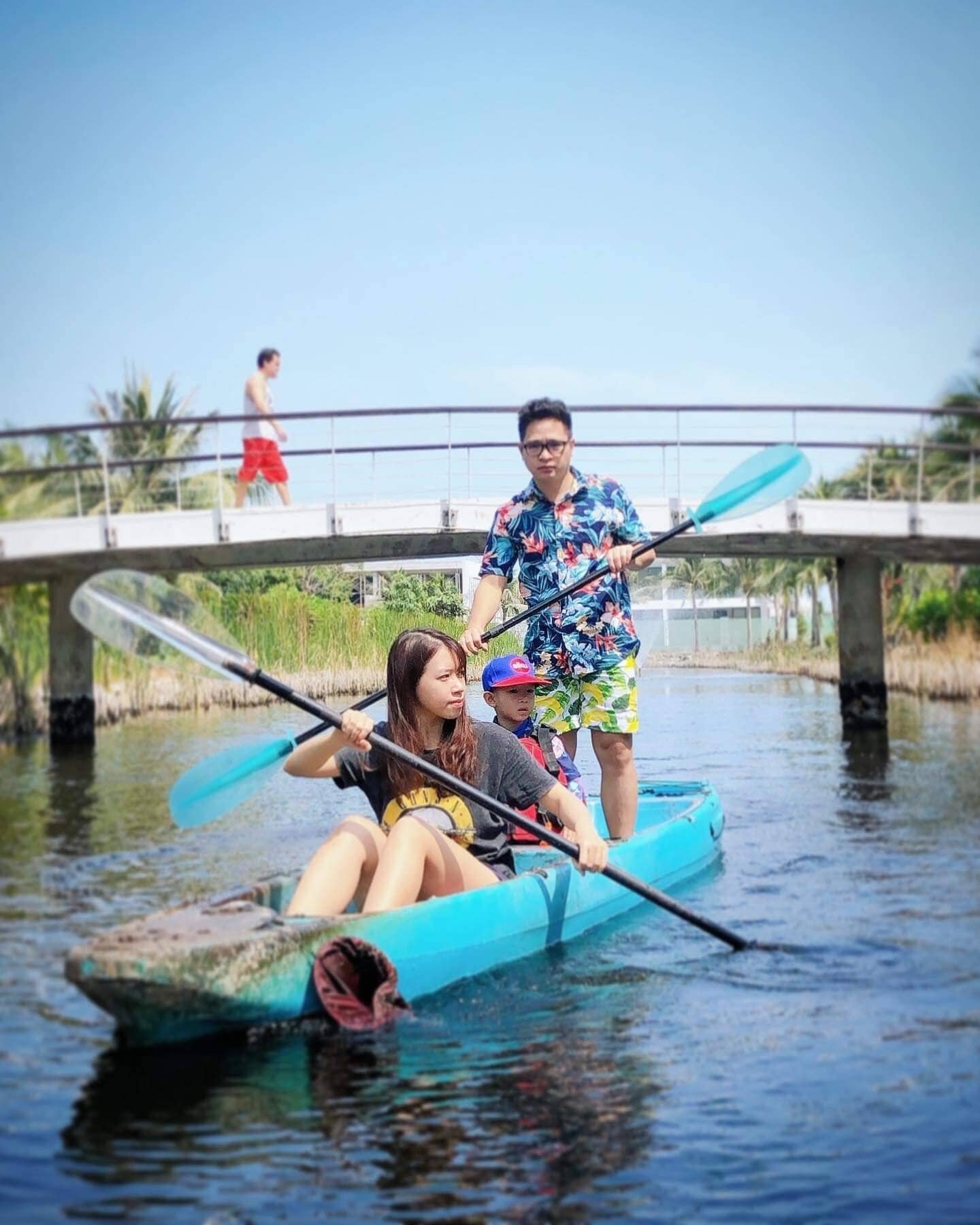 Khách chèo thuyền kayak trong Hồ Tràm Sanctuary Khách chèo thuyền kayak trong Hồ Tràm Sanctuary