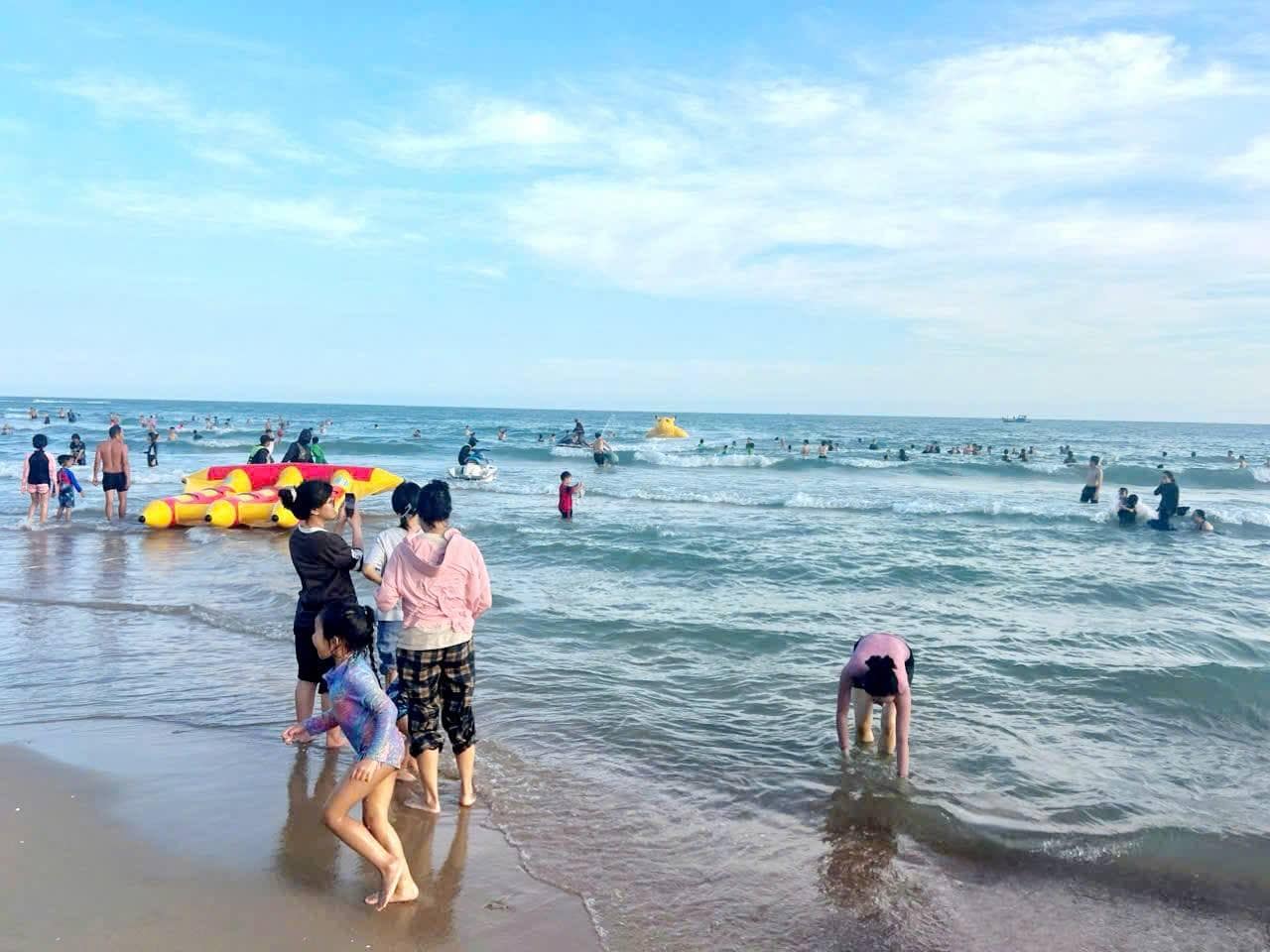 Du khách tắm biển tại Hồ Tràm Du khách tắm biển tại Hồ Tràm