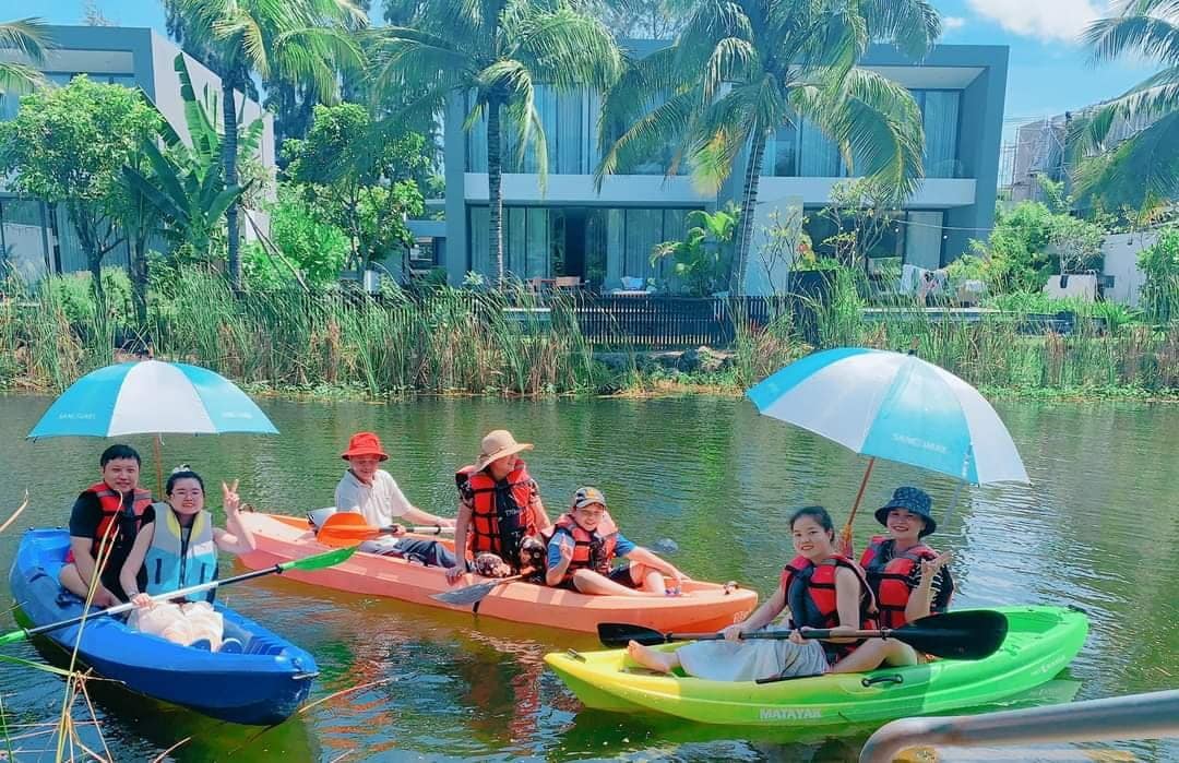 Chèo thuyền kayak trong khu Villa Sanctuary Hồ Tràm Chèo thuyền kayak trong khu Villa Sanctuary Hồ Tràm