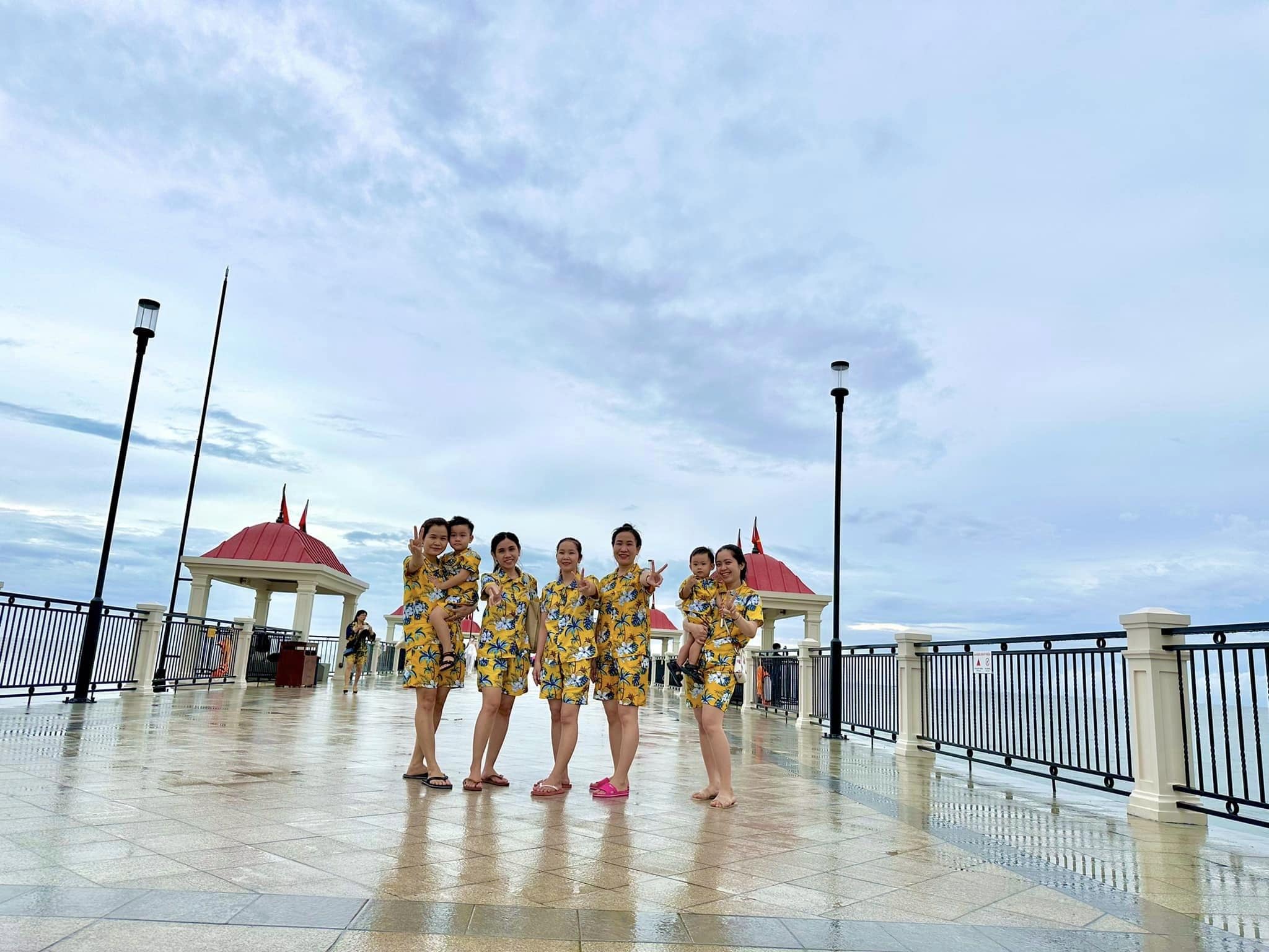 Du khách chụp hình lưu niệm tại cầu ngắm biển Hamptons Du khách chụp hình lưu niệm tại cầu ngắm biển Hamptons