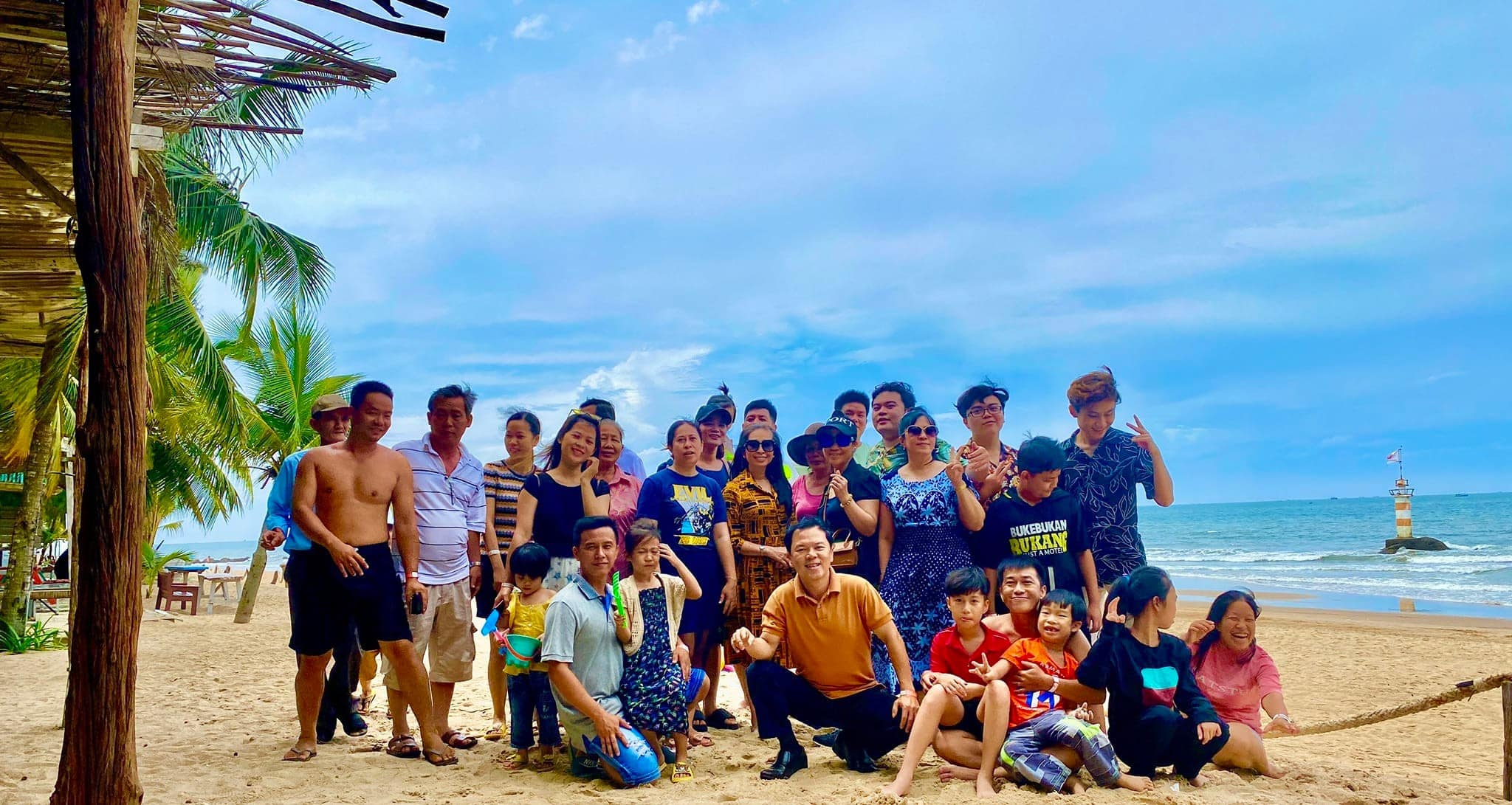 Du khách chụp hình lưu niệm tại bãi biển Hồ Tràm Du khách chụp hình lưu niệm tại bãi biển Hồ Tràm