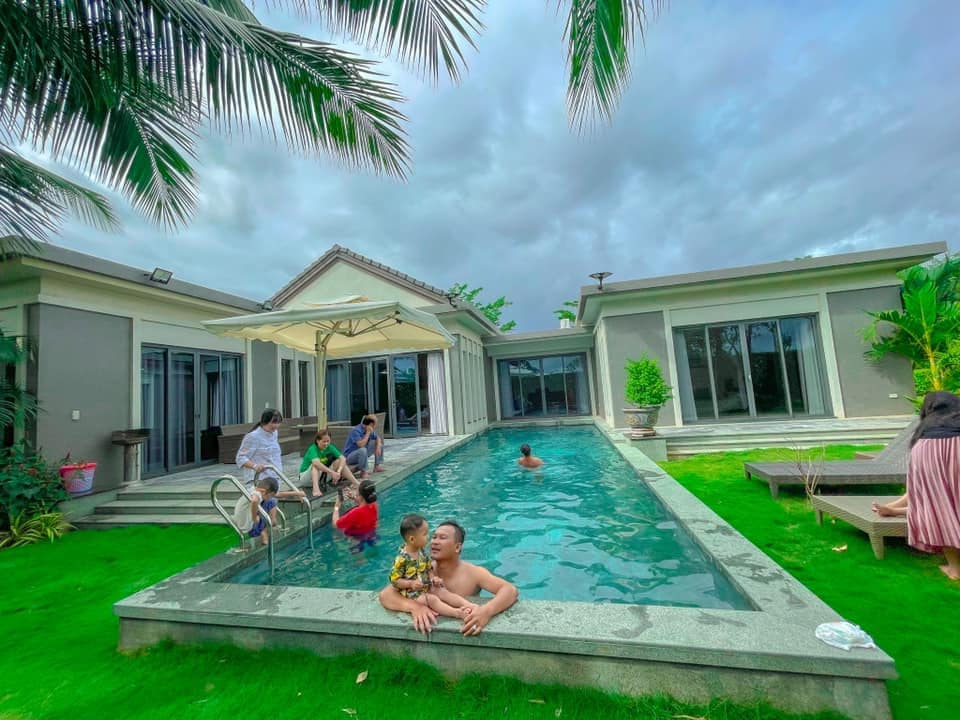Du khách vui chơi trong hồ bơi riêng tại Hồ Tràm villa Du khách vui chơi trong hồ bơi riêng tại Hồ Tràm villa
