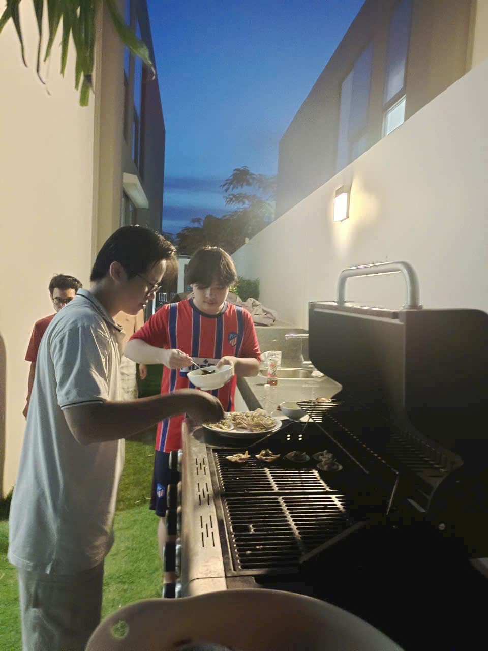 Khách làm tiệc BBQ trong khu Sanctuary Hồ Tràm Khách làm tiệc BBQ trong khu Sanctuary Hồ Tràm
