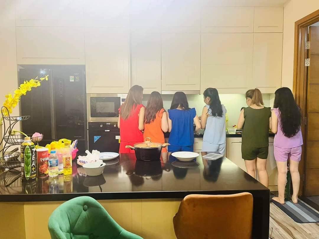 Du khách tự do nấu nướng trong villa Du khách tự do nấu nướng trong villa