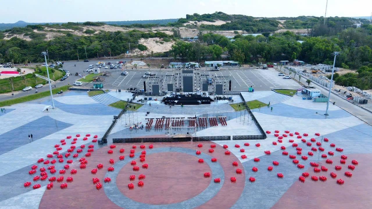 Sân khấu ca nhạc hoành tráng tại quảng trường Hồ Tràm Sân khấu ca nhạc hoành tráng tại quảng trường Hồ Tràm