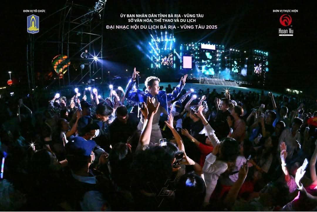 Ca sĩ Trúc Nhân diễn tại sân khấu Hồ Tràm Ca sĩ Trúc Nhân diễn tại sân khấu Hồ Tràm