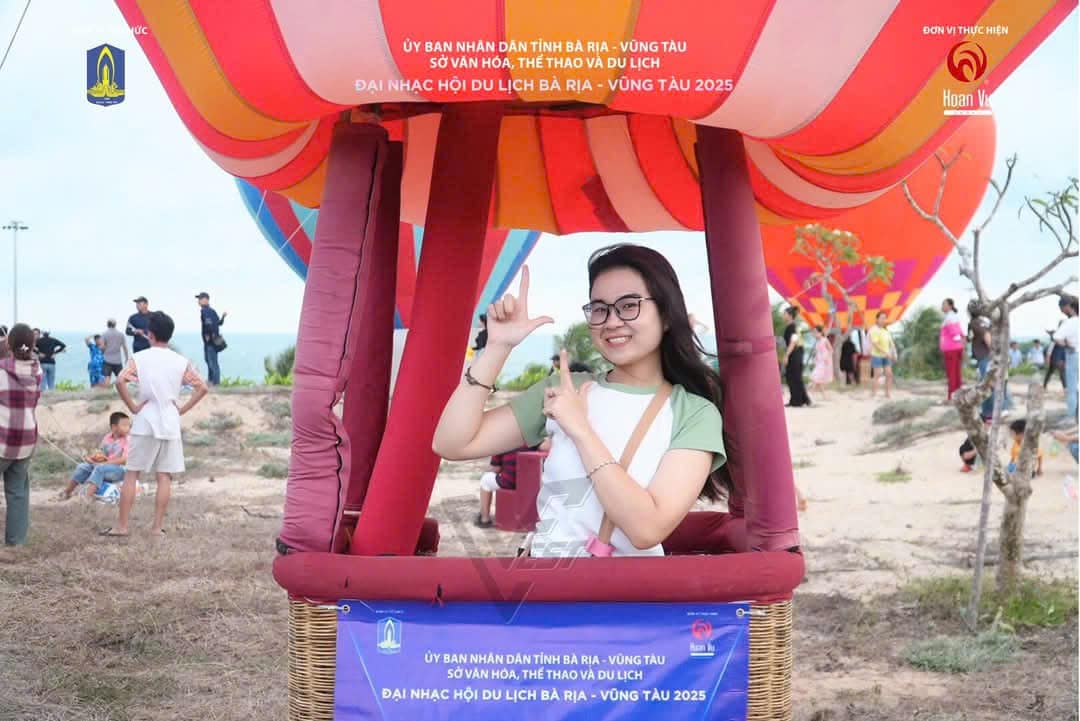 Khách chụp hình với khi khính cầu tại Hồ Tràm Khách chụp hình với khi khính cầu tại Hồ Tràm