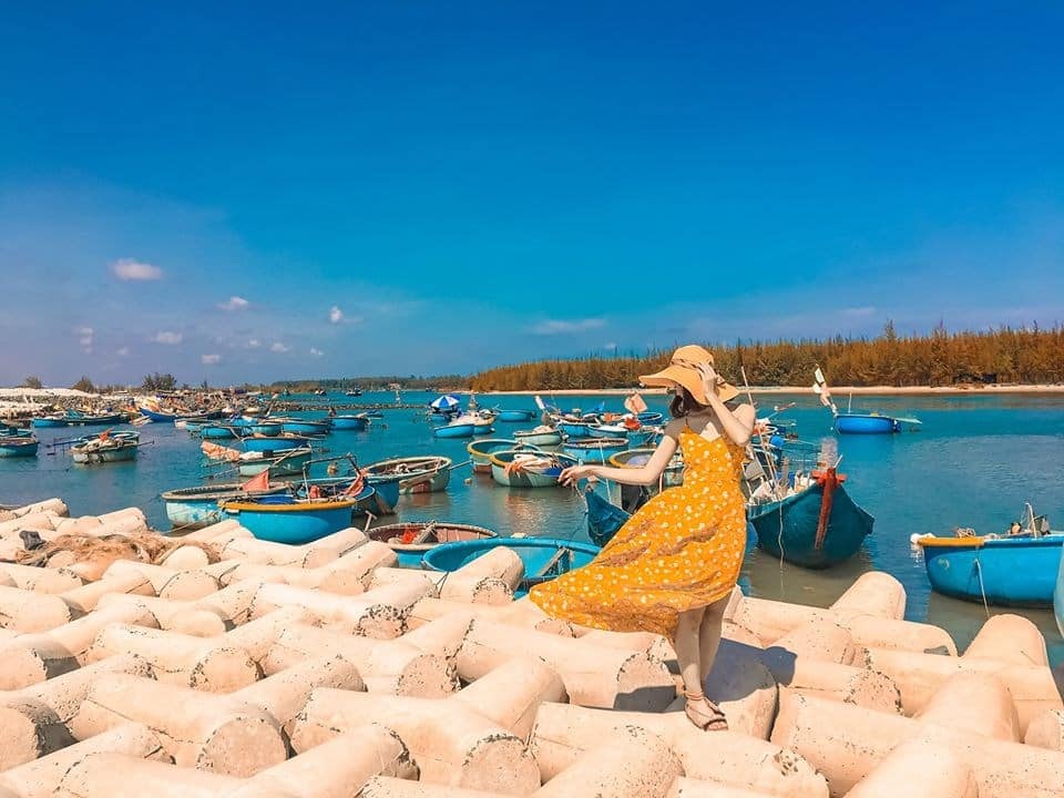 Chụp hình check in tại cảng cá Lộc An Chụp hình check in tại cảng cá Lộc An