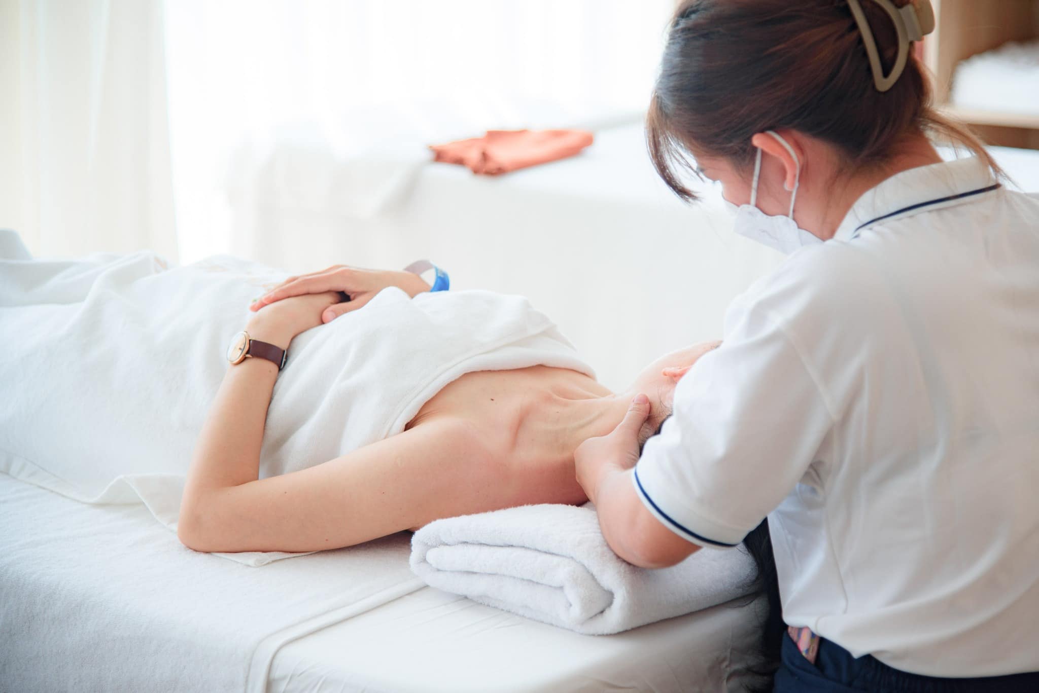 Trong các khu resort nghỉ dưỡng lớn đều có dịch vụ massage Trong các khu resort nghỉ dưỡng lớn đều có dịch vụ massage