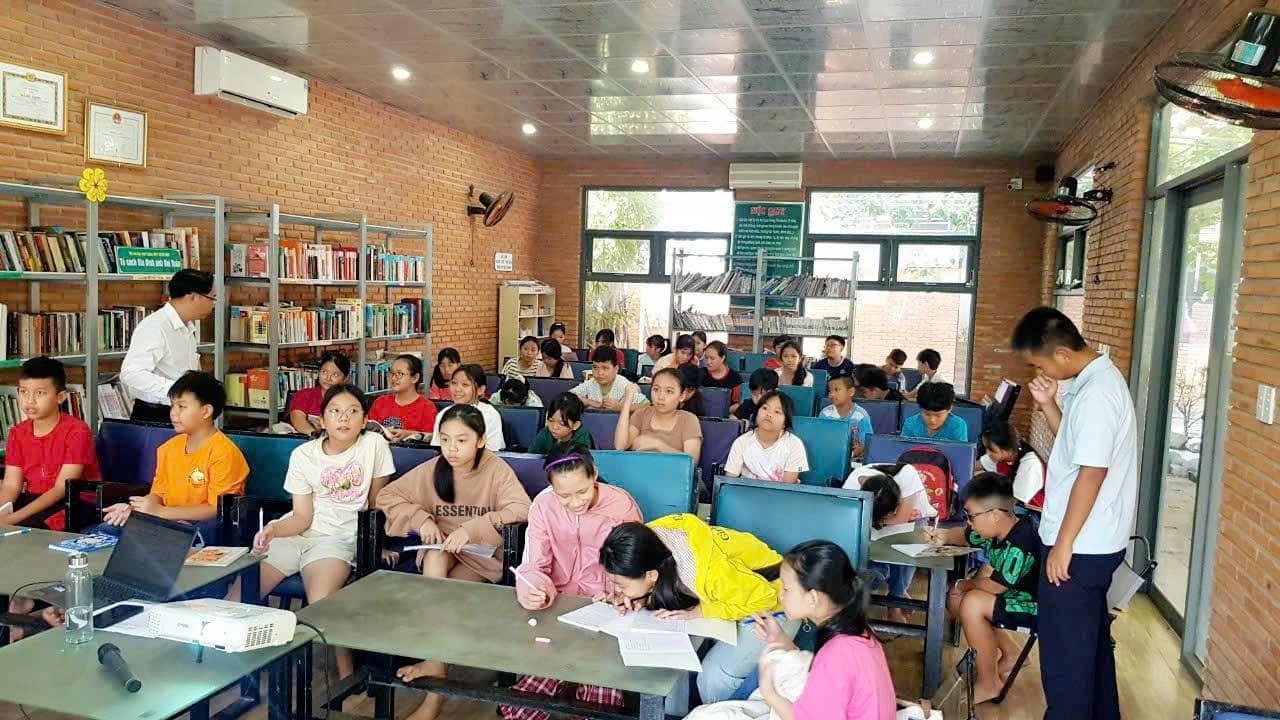 Lớp học tiếng Anh miễn phí tại Hồ Tràm của thầy Chinh và cô Liễu Lớp học tiếng Anh miễn phí tại Hồ Tràm của thầy Chinh và cô Liễu
