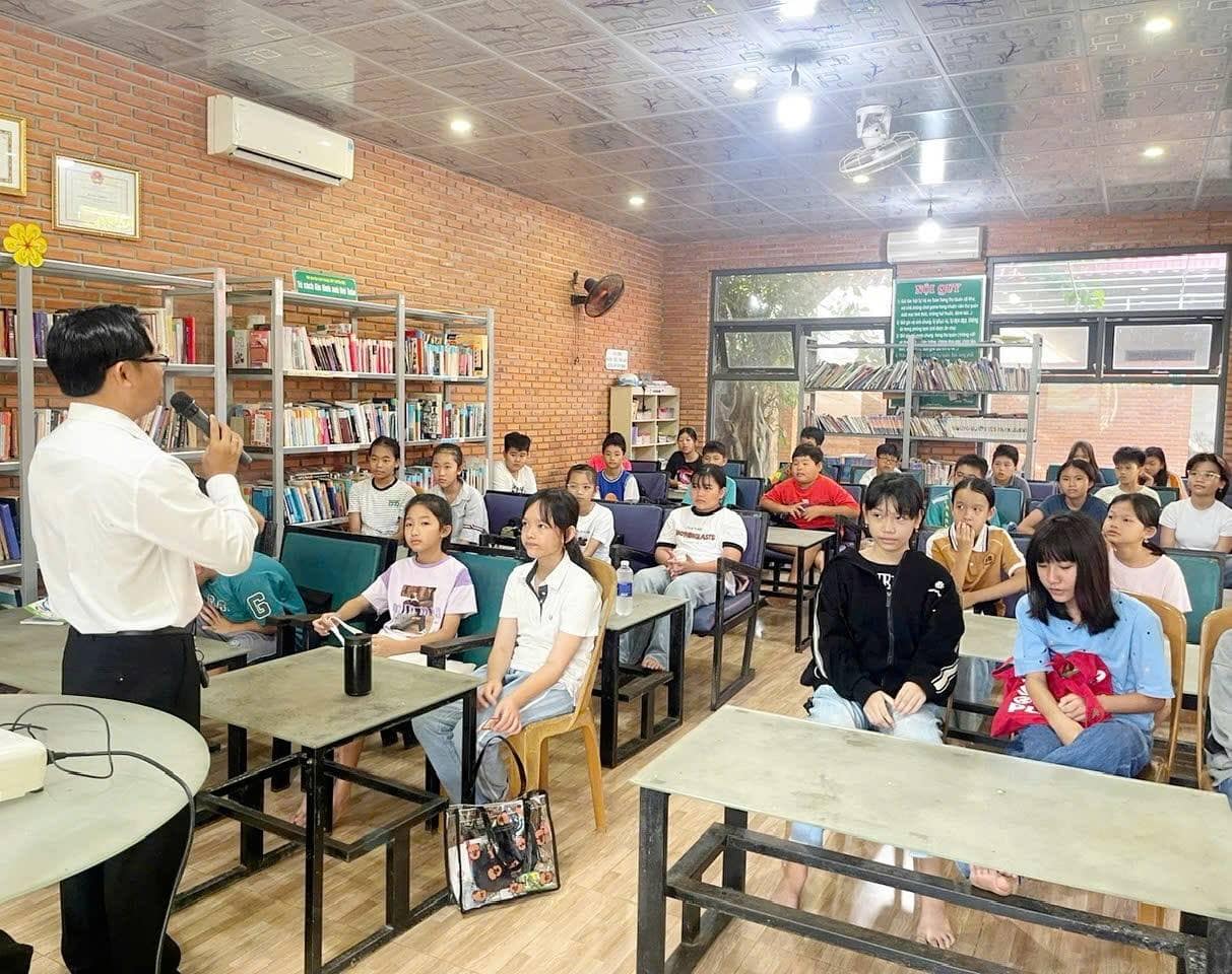 Các em học sinh trong lớp học tiếng Anh miễn phí tại Hồ Tràm Các em học sinh trong lớp học tiếng Anh miễn phí tại Hồ Tràm