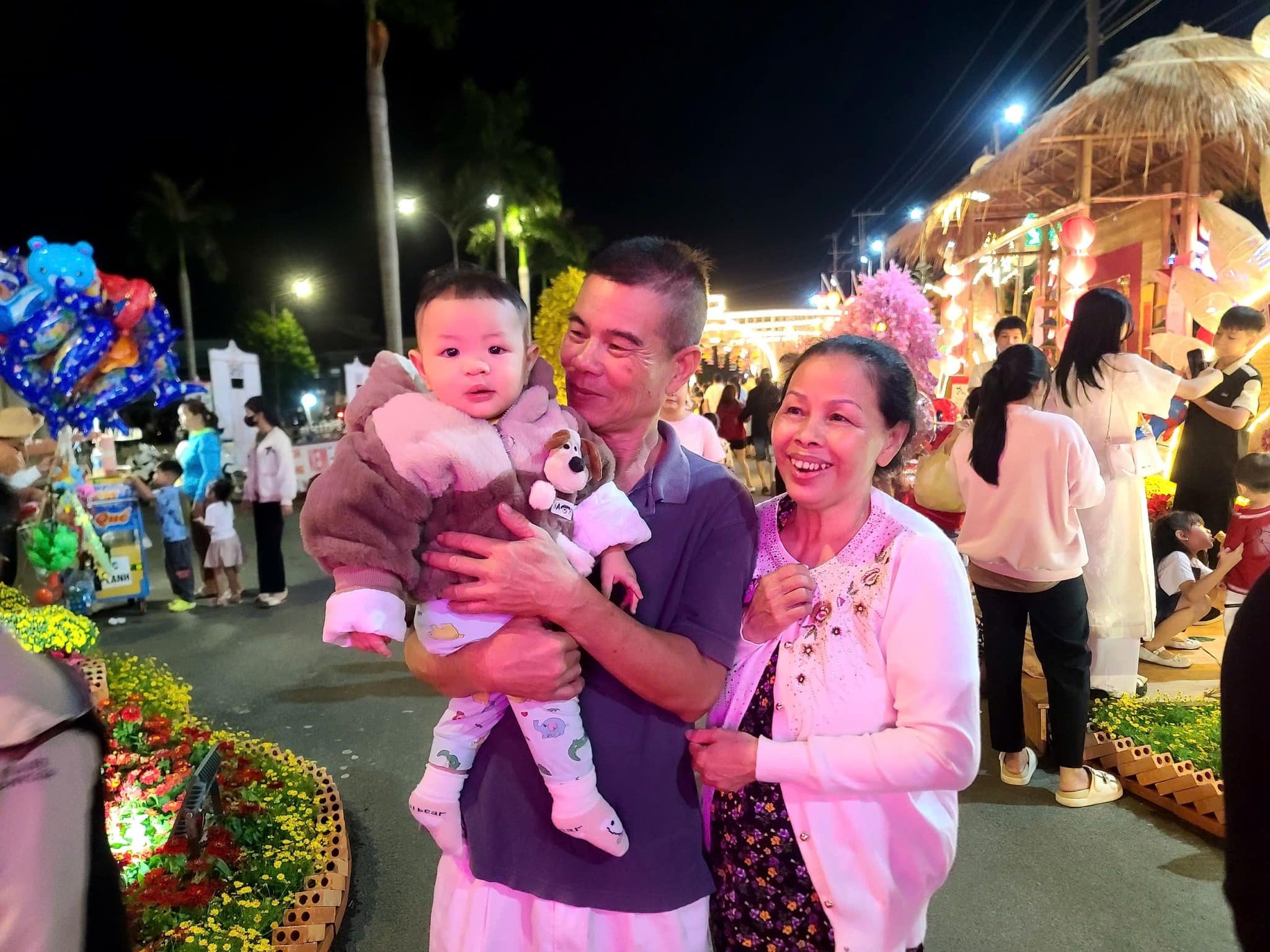 người dân du xuân tại đường hoa Xuyên Mộc người dân du xuân tại đường hoa Xuyên Mộc