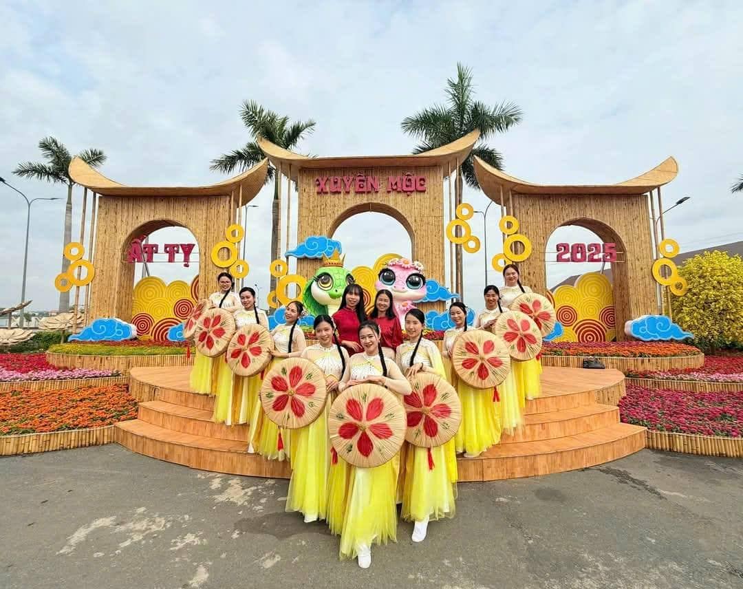 người dân du xuân tại đường hoa Xuyên Mộc người dân du xuân tại đường hoa Xuyên Mộc