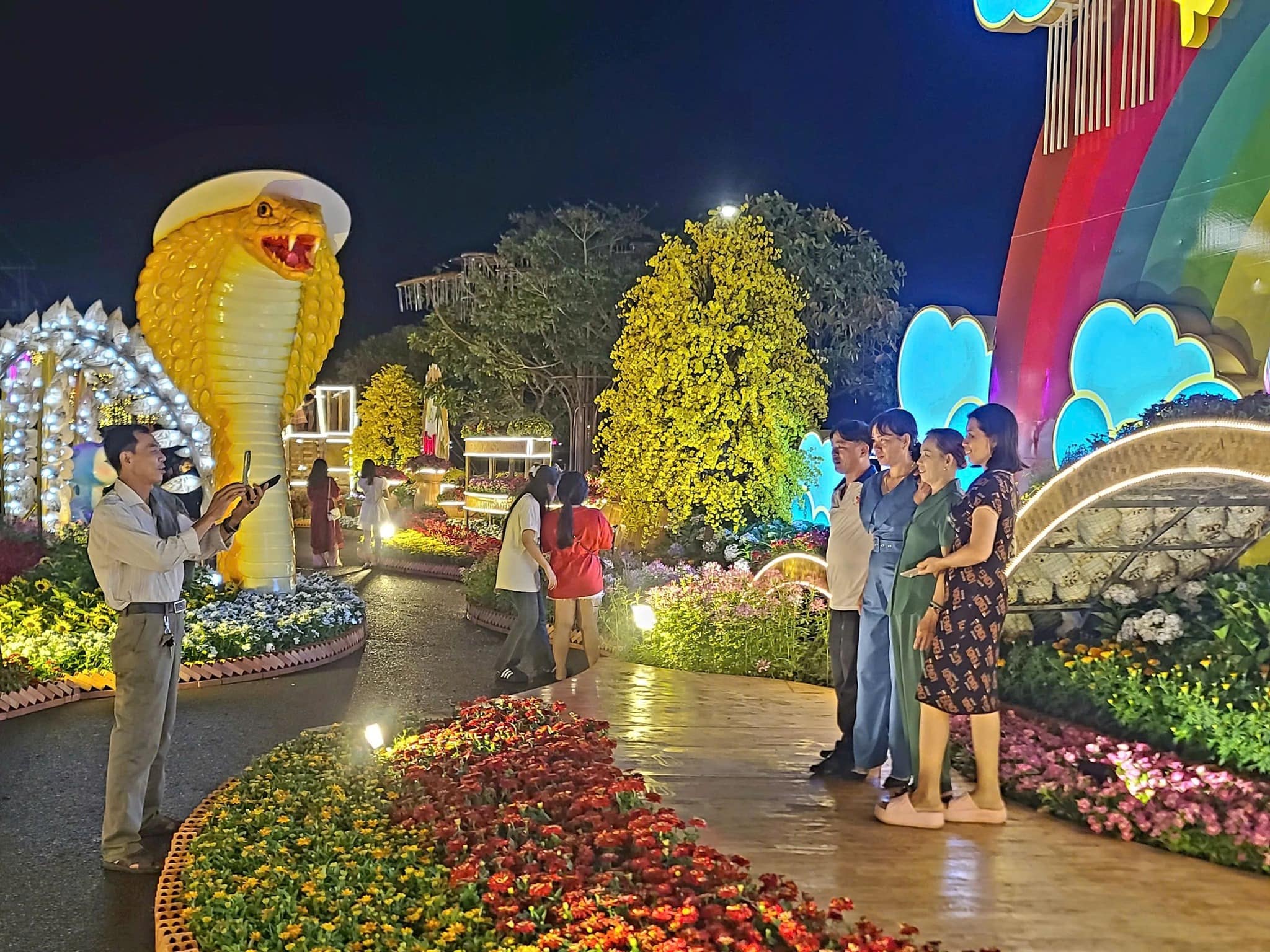 người dân du xuân tại đường hoa Xuyên Mộc người dân du xuân tại đường hoa Xuyên Mộc