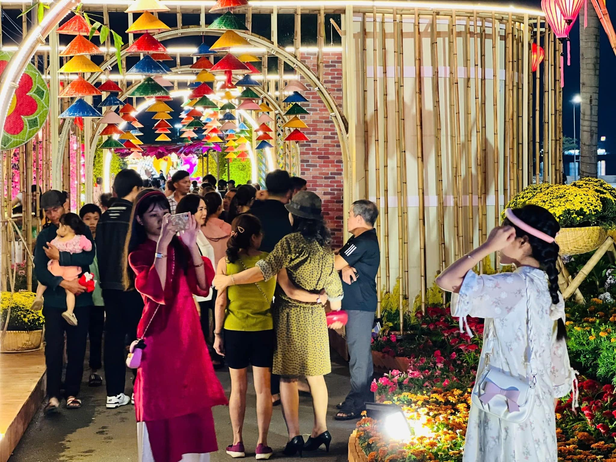 người dân du xuân tại đường hoa Xuyên Mộc người dân du xuân tại đường hoa Xuyên Mộc