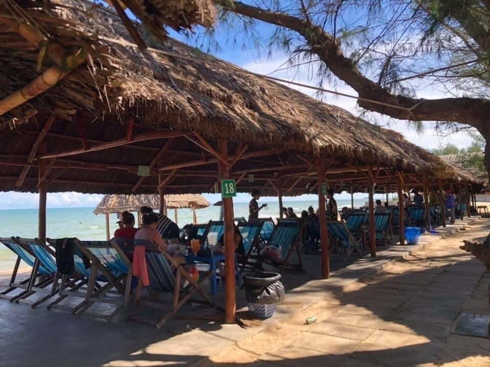 Bãi tắm Cây Dương phục vụ ăn uống trong chòi lá sát biển Bãi tắm Cây Dương phục vụ ăn uống trong chòi lá sát biển
