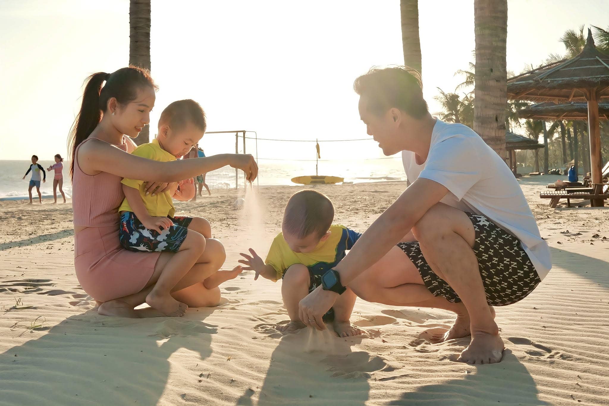 Du khách vui chơi tại bãi biển Angsana Hồ Tràm resort Du khách vui chơi tại bãi biển Angsana Hồ Tràm resort
