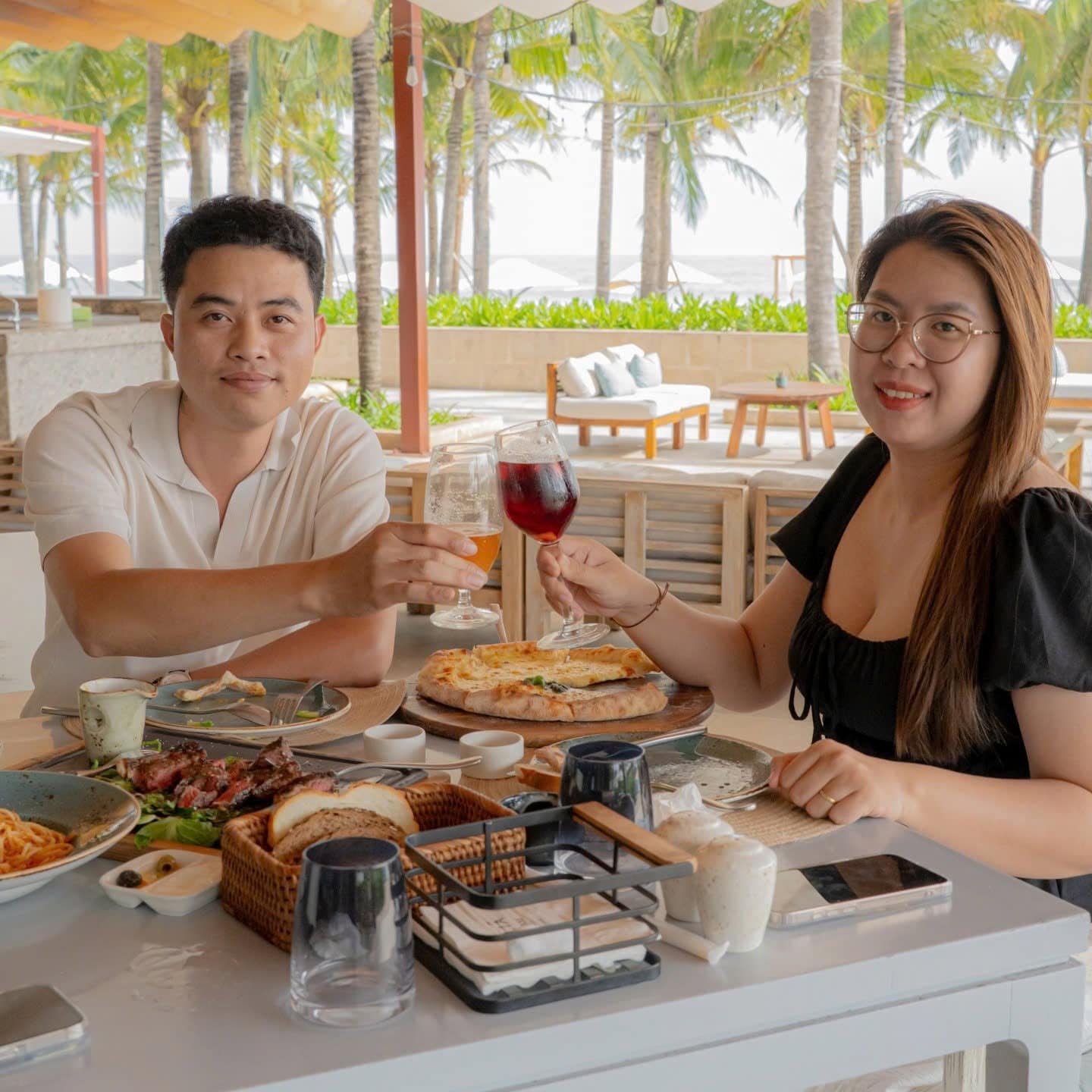 Du khách dùng bữa view biển tại Melia Hồ Tràm resort Du khách dùng bữa view biển tại Melia Hồ Tràm resort