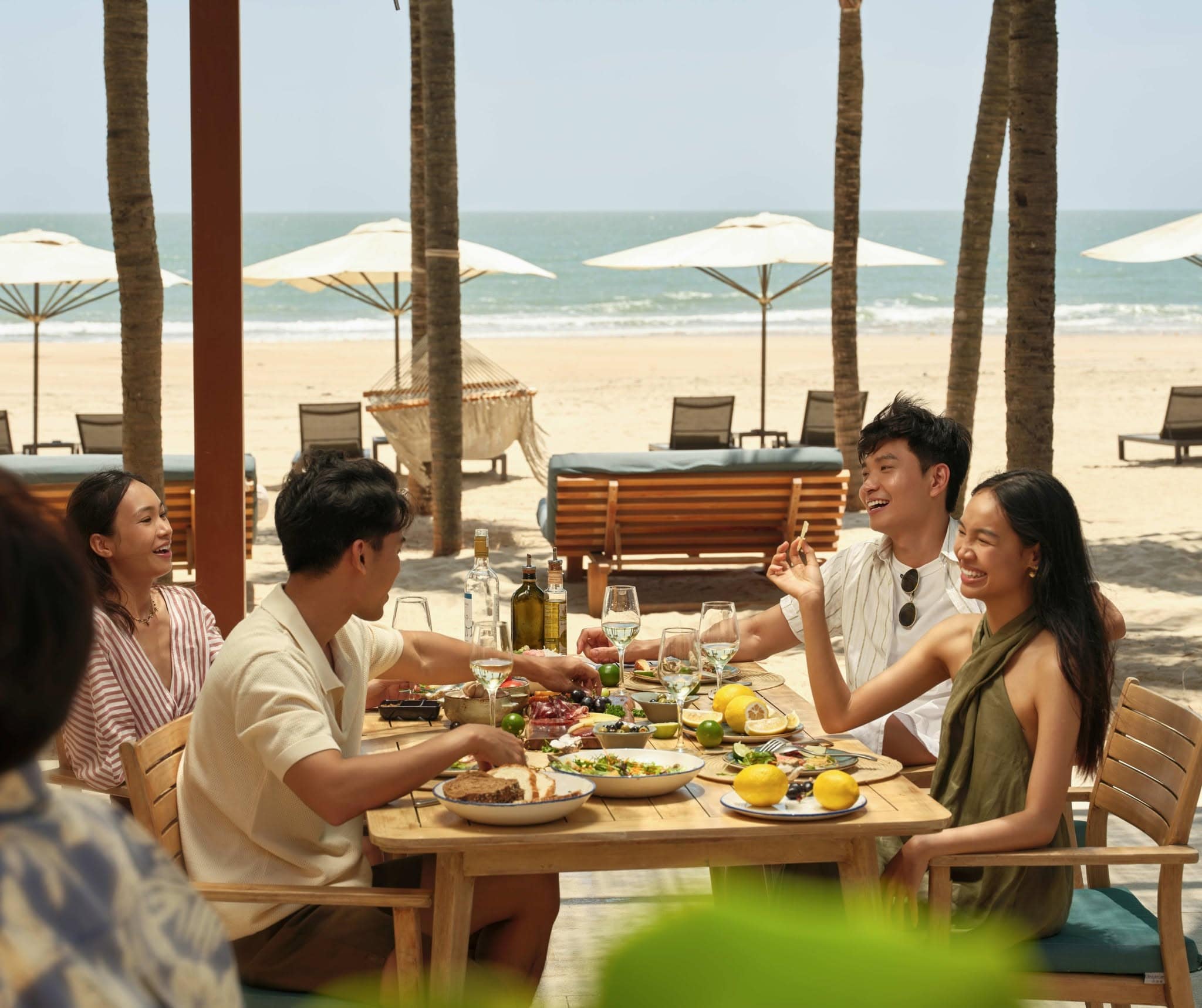 Thực khách đang dùng bữa bên biển tại Melia Hồ Tràm resort Thực khách đang dùng bữa bên biển tại Melia Hồ Tràm resort