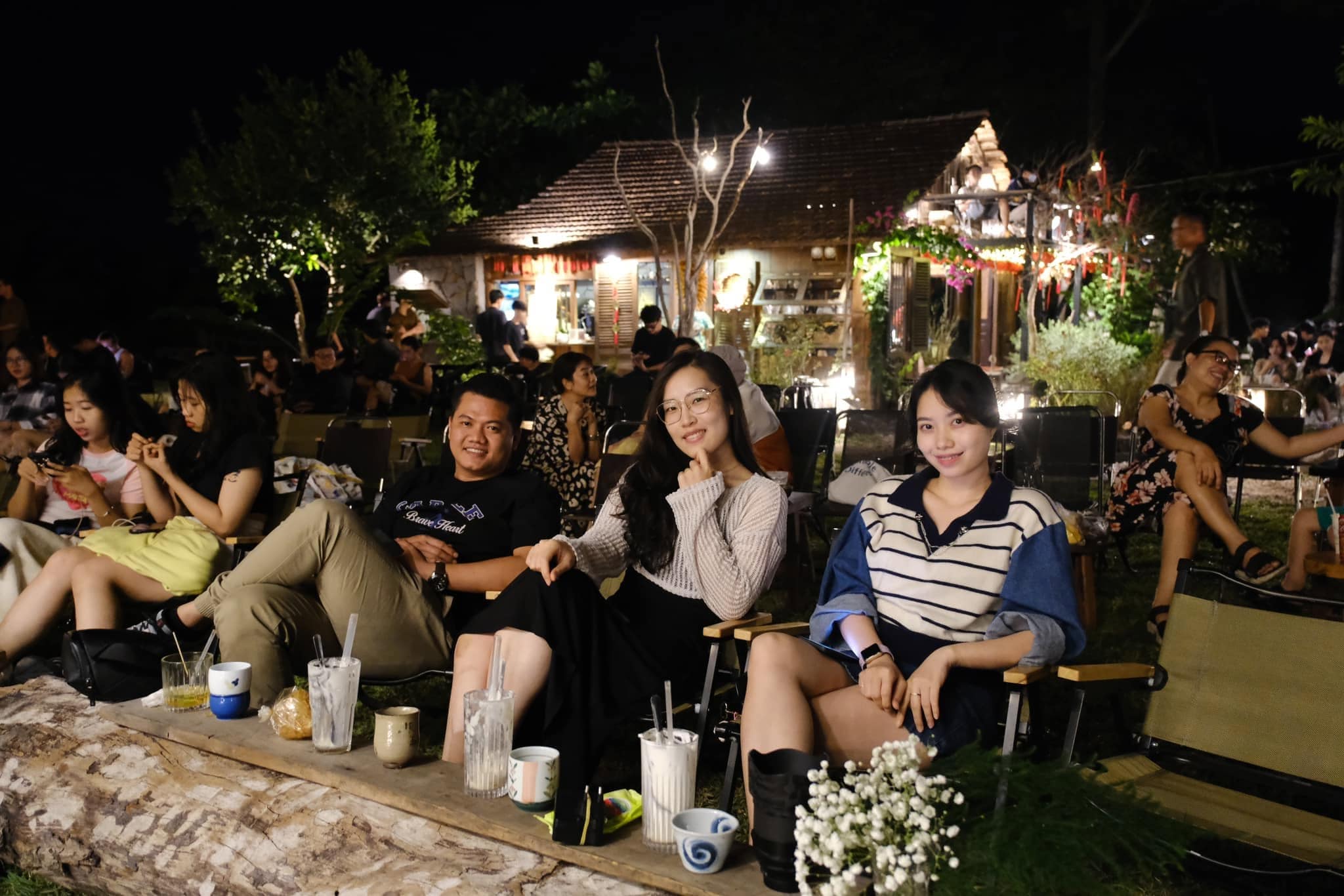 Quán cà phê Bên Kia Đồi Hồ Tràm có chương trình ca nhạc về đêm Quán cà phê Bên Kia Đồi Hồ Tràm có chương trình ca nhạc về đêm