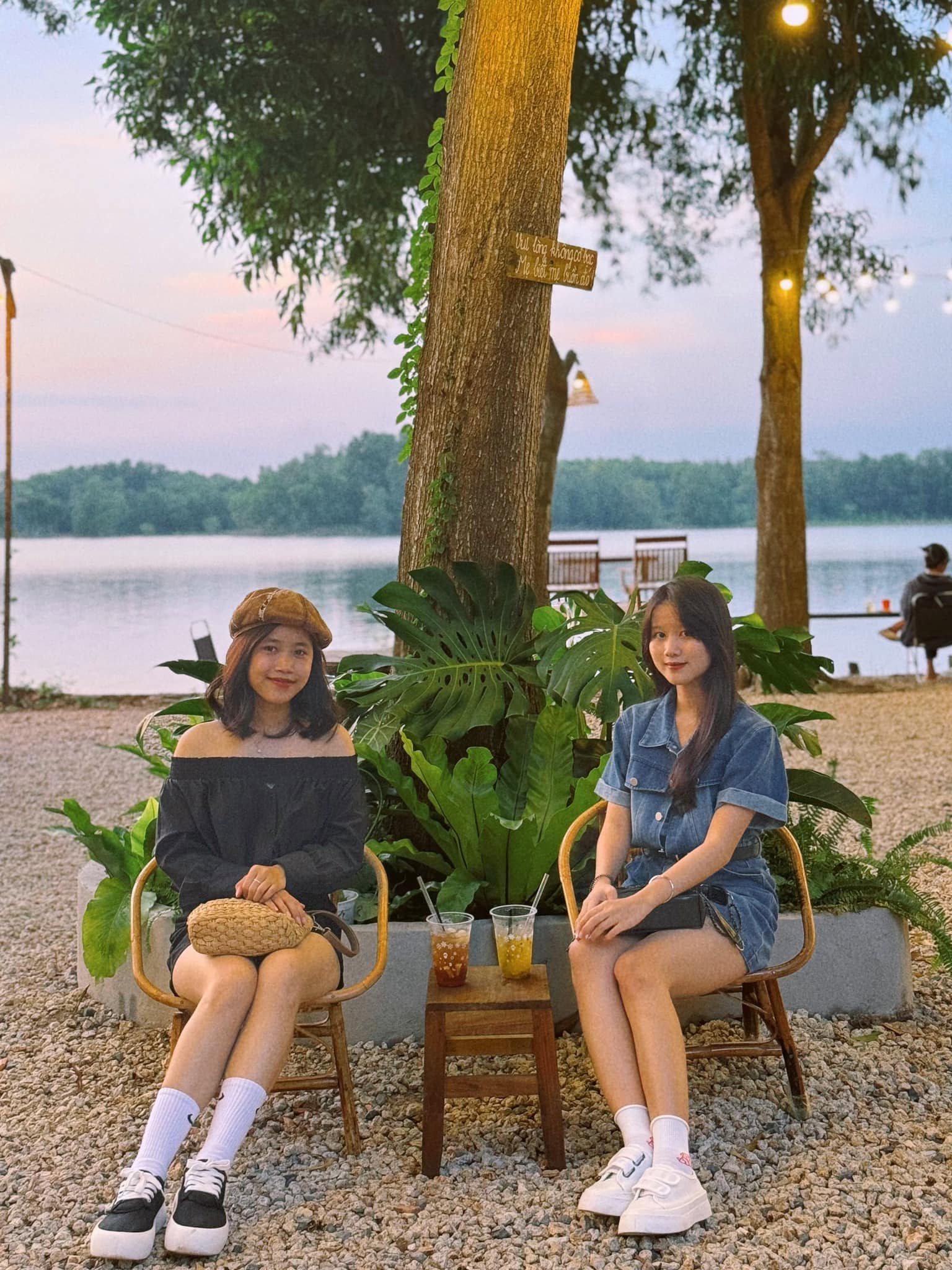 Thực khách dùng nước tại quán Nhà Cafe & Tea Hồ Tràm Thực khách dùng nước tại quán Nhà Cafe & Tea Hồ Tràm