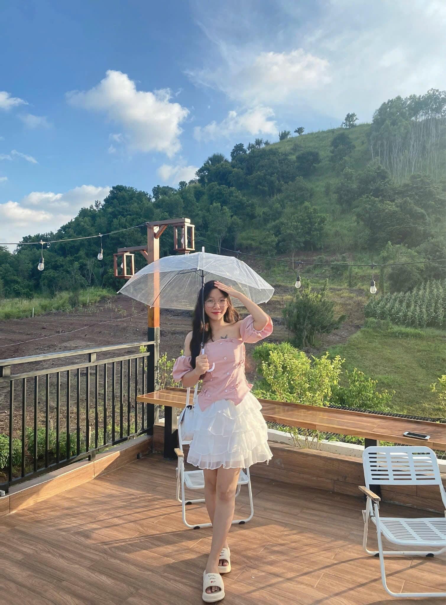 Thực khách chụp hình buổi sáng tại quán Tiệm Trà Chân Đồi Thực khách chụp hình buổi sáng tại quán Tiệm Trà Chân Đồi