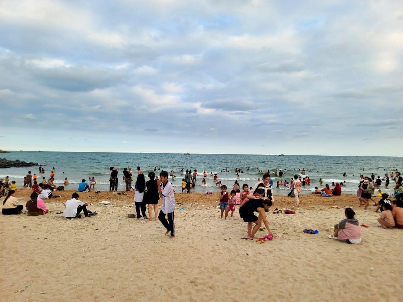 Phụ huynh cho con em đi du lịch biển nên biết phòng chống trẻ em đuối nước cho con em mình Phụ huynh cho con em đi du lịch biển nên biết phòng chống trẻ em đuối nước cho con em mình