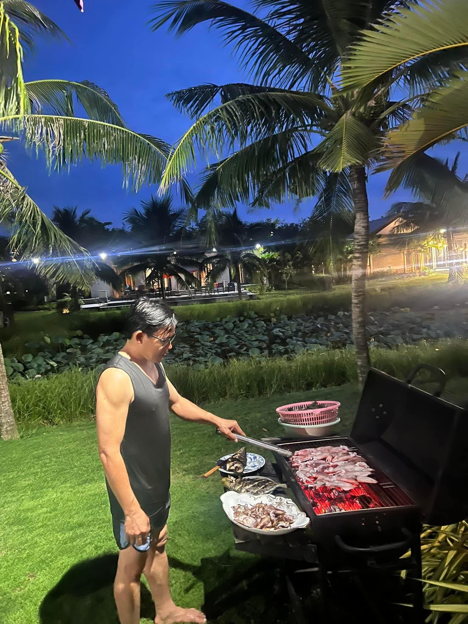 Du khách nướng BBQ hải sản tại Villa Coastar Hồ Tràm Du khách nướng BBQ hải sản tại Villa Coastar Hồ Tràm