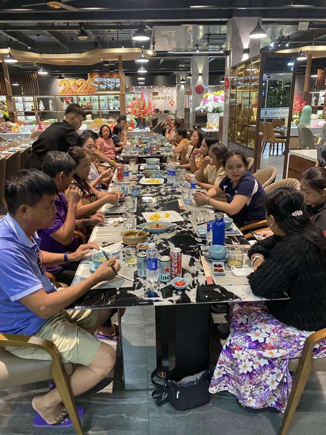 Thực khách dùng bữa tại nhà hàng San Hô Đỏ Hồ Tràm Thực khách dùng bữa tại nhà hàng San Hô Đỏ Hồ Tràm