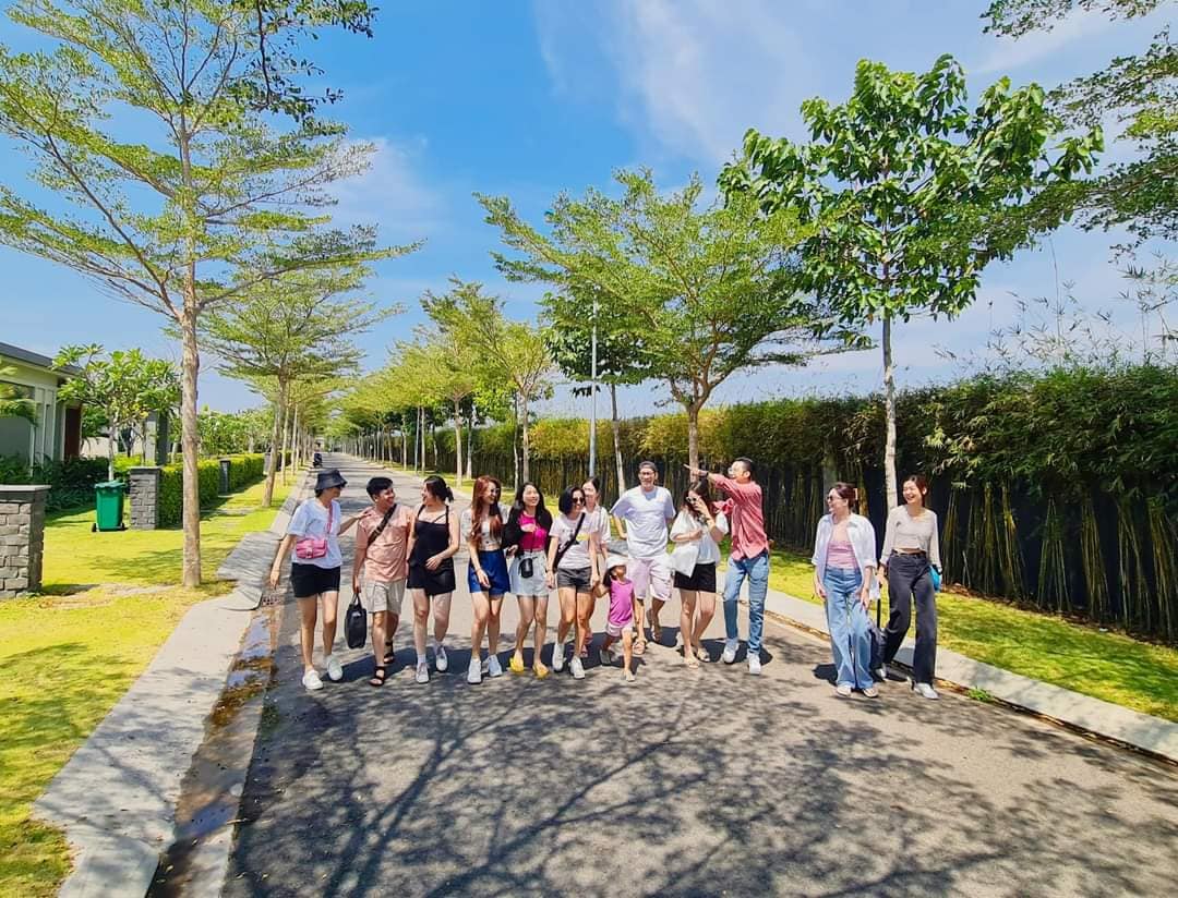 Khách đi dạo trong Coastar Hồ Tràm resort Khách đi dạo trong Coastar Hồ Tràm resort