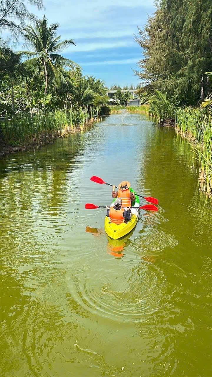Khách chèo thuyền kayak bên trong khu resort Hồ Tràm Sanctuary Khách chèo thuyền kayak bên trong khu resort Hồ Tràm Sanctuary