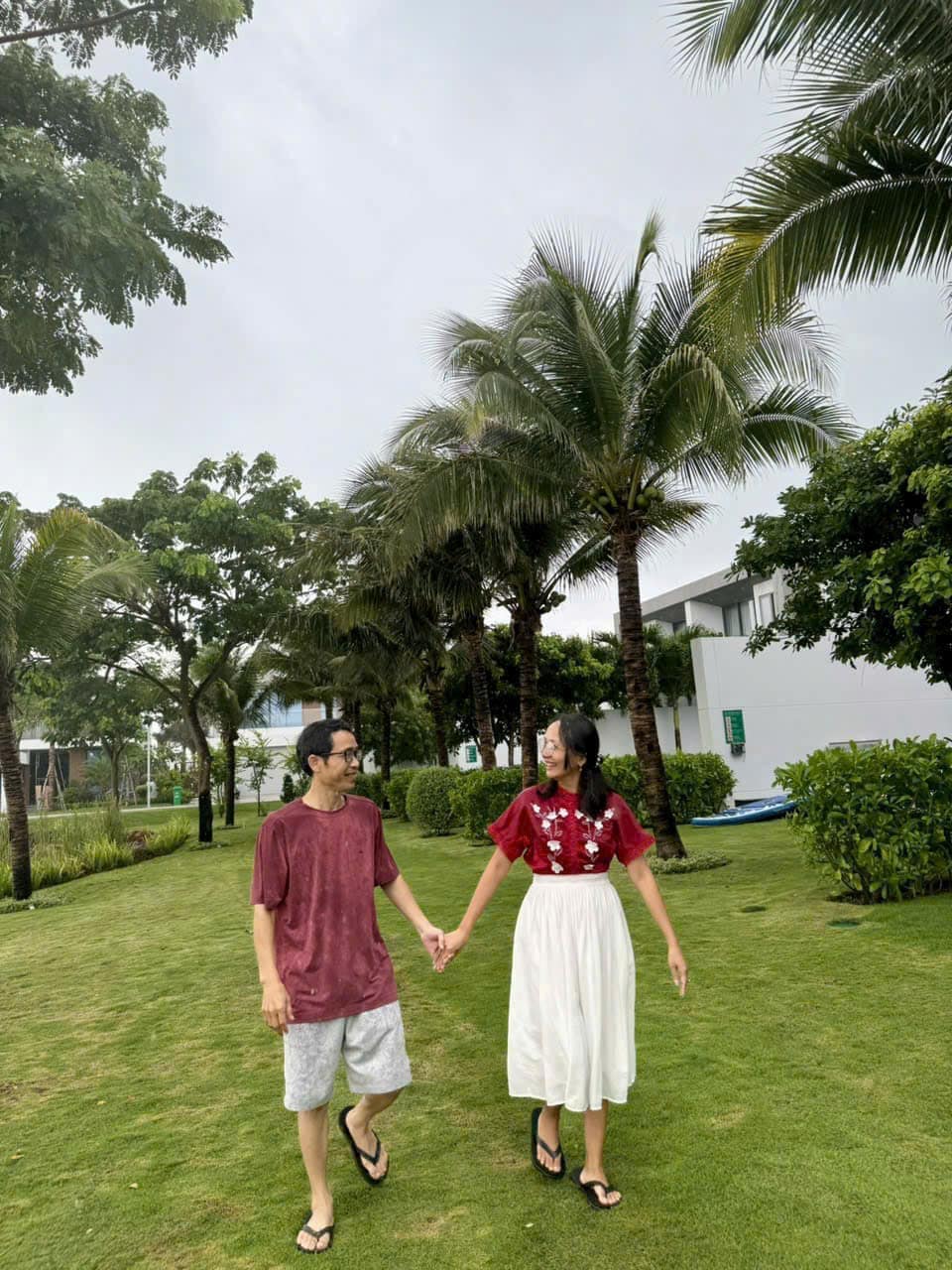 Phía sau mỗi villa đều có sân vườn rộng cho du khách tản bộ chill chill Phía sau mỗi villa đều có sân vườn rộng cho du khách tản bộ chill chill